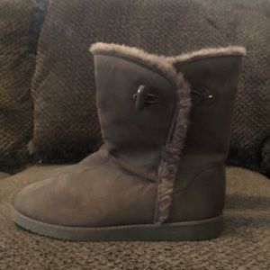 Airwalk size 10 fuzzy lined ankle books- lightly worn, great condition